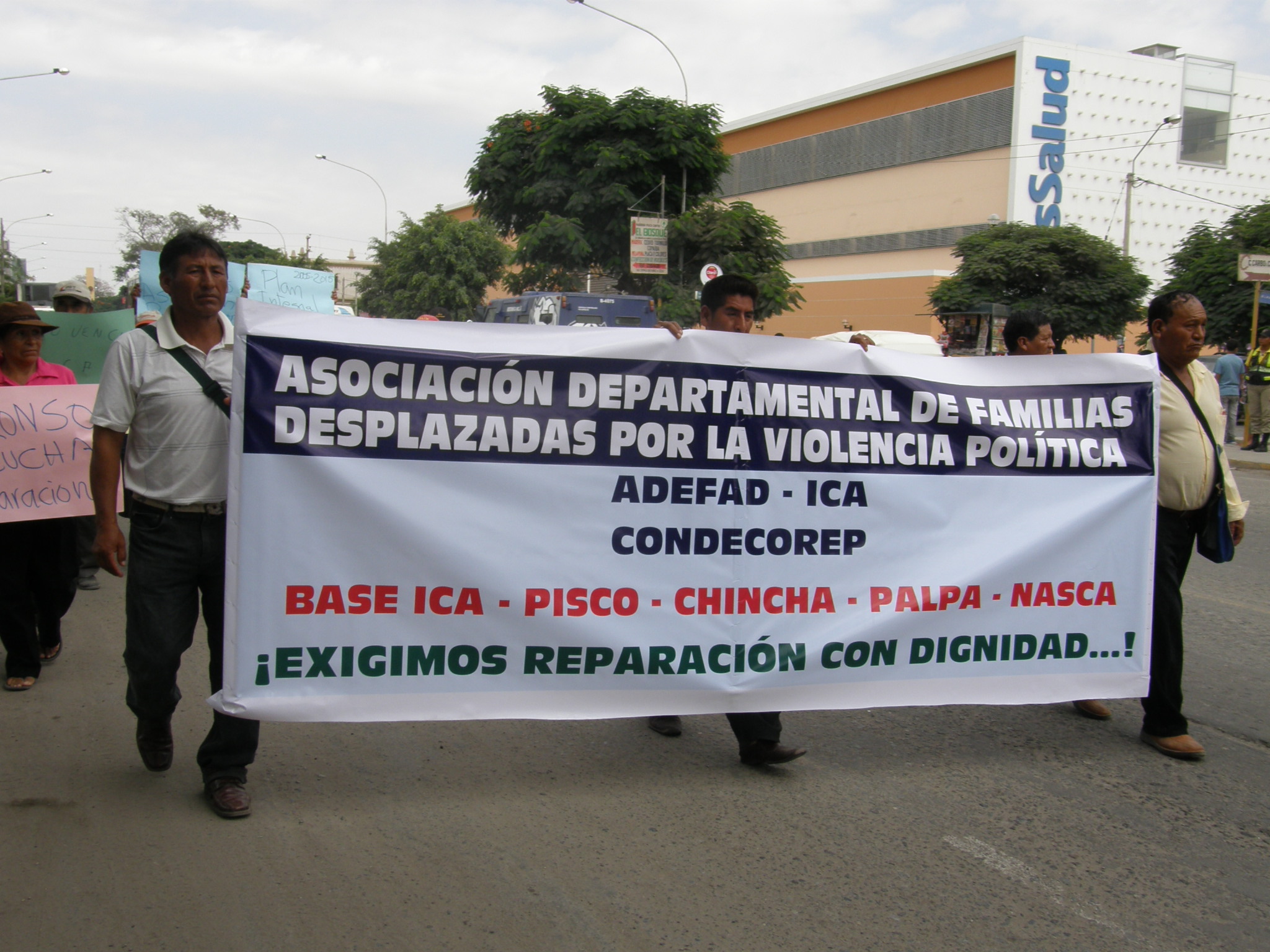 Víctimas de la violencia política marchan por implementación del plan regional de reparaciones
