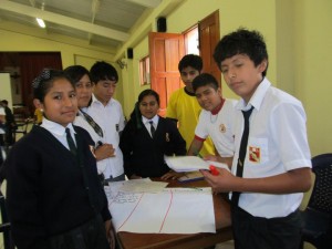 Escolares organizando su presentaciòn 
