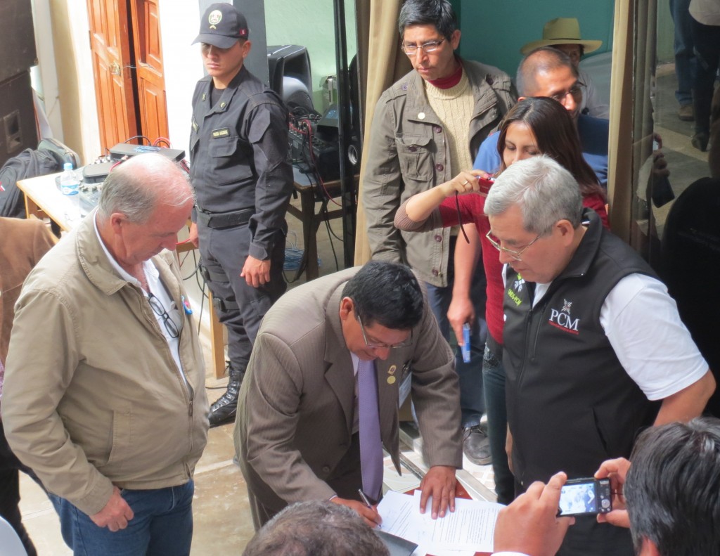 Presidentes regionales de Ica y Huancavelica en la firma del Acta de Reunión