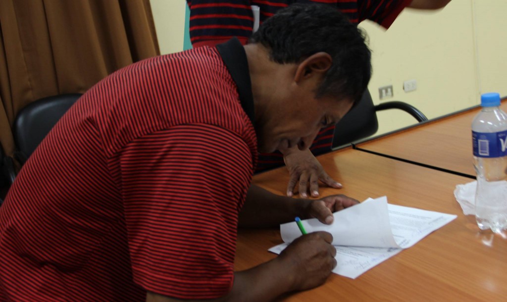 Edelmiro Flores Comunidad Campesina Santo Domingo de Capillas de Huancavelica en la firma del acta. Foto: Gore Ica